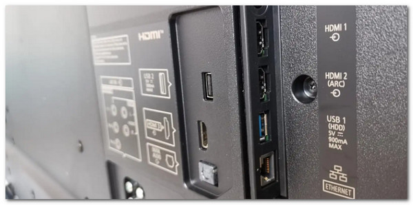 plug hdmi to port